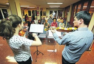 Luis Mariano. Actuación del grupo de cuerda en el centro social.