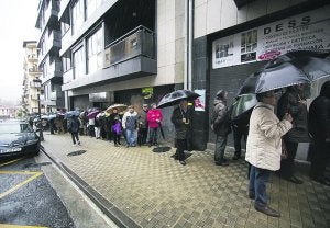 Toda la acera par. Pese al mal tiempo, la cola para hacerse con un calendario recorría ayer toda la cuesta San Marcial, desde las oficinas del SAC hasta prácticamente la plaza Urdanibia. ::
F. DE LA HERA