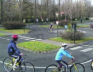 Escolares en la pista de eduación vial de Irun, en Ibarla.