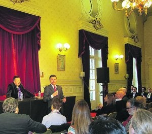 José Antonio Santano se dirige al público en el Châtelet de París.