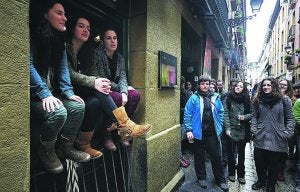 Artetxe, Zuazubiskar eta Labaka kantuan Ikatz kalean.