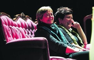 Rosi Lakano, ezkerraldean, Oihane Enbeitarekin.