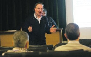 Conferencia. Peio Alcelay explicó el Nuevo Estilo de Relaciones ayer en el Amaia. ::
F. DE LA HERA