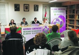 Las representantes de Uxoa, Argoiak y Gaurko Andreak dieron a conocer sus asociaciones. ::                             FLOREN PORTU