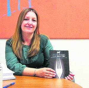 La concejal Ainhoa López muestra el libreto de la iniciativa. ::                             SUDUPE