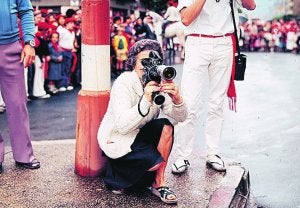 Rodando. Una mujer graba el Alarde. (1977 ó 78).