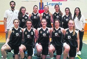 Subcampeonas. Plantilla de jugadoras, con su entrenador, Imanol Miralles. ::                             IKER GURRUTXAGA