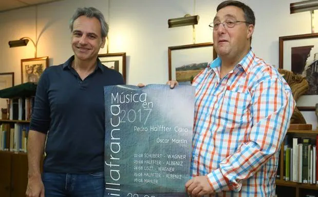 El compositor y director de orquesta, Pedro Halfter (I), y el alcalde de Villafranca del Bierzo, Jose Manuel Pereira (D), en la presentación del cartel y programa de los conciertos.