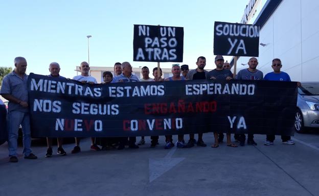 Trabajadores del servicio de limpieza y recogida de basuras de FCC se concentraron este lunes a las puertas de la empresa en Ponferrada.