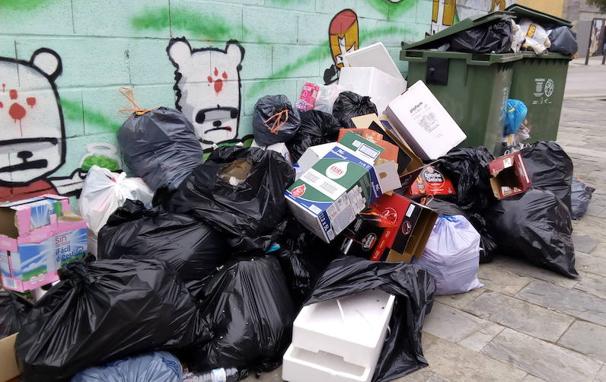 Basura acumulada en las calles de Ponferrada.