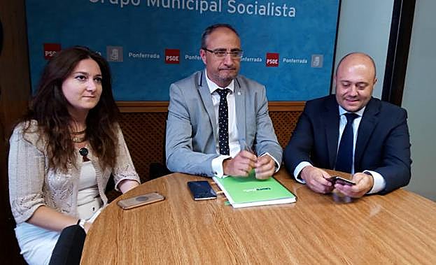 El portavoz municipal del PSOE, Olegario Ramón, junto a los ediles Paula Ponce y Javier Campos, durante su comparencia.