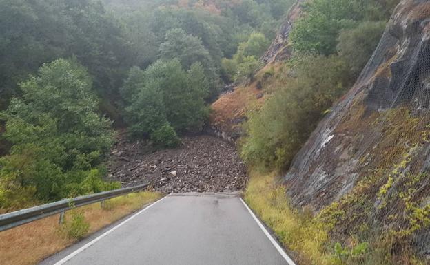 El gran desprendimiento bloqueó la carretera de acceso a Peñalba de Santiago. 