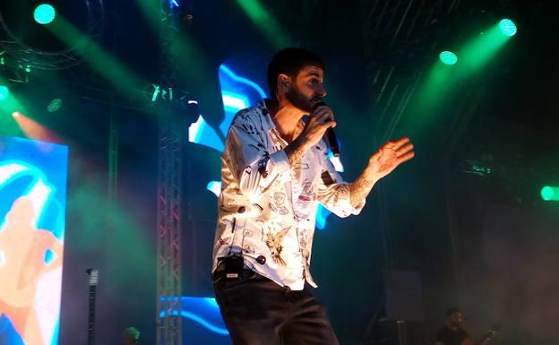 El cantante Melendi durante el concierto en el Auditorio Municipal de Ponferrada. 