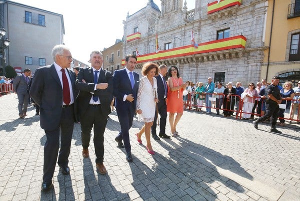 La alcaldesa de Ponferrada, junto al consejero de Fomento de la Junta, la Subdelegada del Gobierno en León, el vicepresidente de la Diputación para El Bierzo y el presidente del Consejo Comarcal, y el alcalde de Vega de Espinareda, el acto institucional del Día del Bierzo.