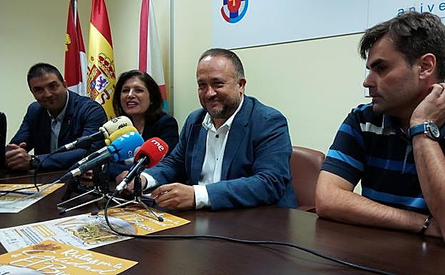 El presidente del Consejo Comarcal, Gerardo Álvarez, la presidenta del Consejo Regulador de la DO Bierzo, Misericordia Bello, el alcalde de Cacabelos, Sergio Álvarez, y el concejal de Camponaraya, Miguel García, en la presentación de la ruta.
