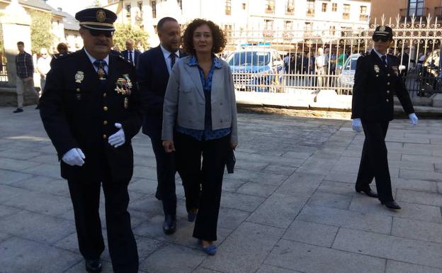 La alcaldesa de Ponferrada, Gloria Fernández Merayo, junto al comisario en funciones, Francisco Otero, en los actos del día del patrón de la Policía Nacional.