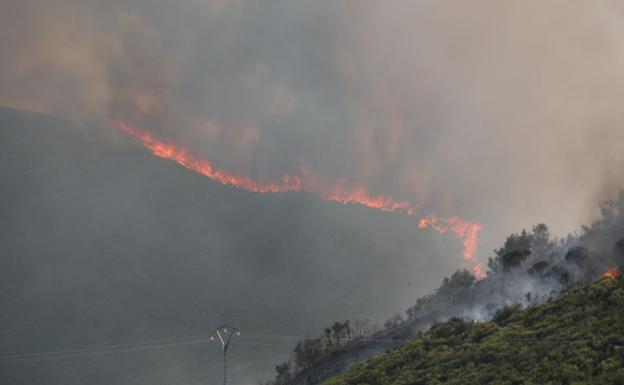 Imagen del incendio en La Cabrera.