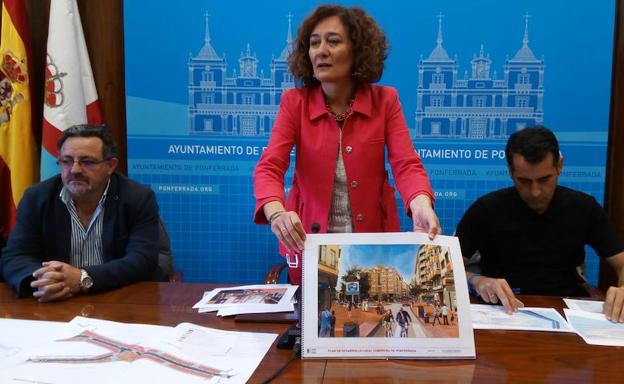 La alcaldesa de Ponferrada, Gloria Fernández Merayo, junto al concejal de Comercio, Carlos Fernández (I), durante la presentación de las actuaciones del plan de dinamización del comercio.