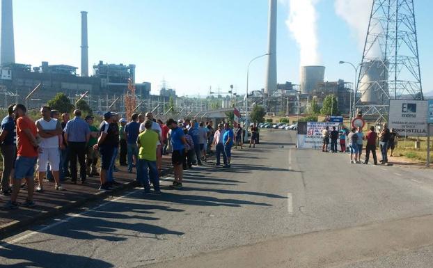 Mineros de Astur Leonesa ante la central de Compostilla.