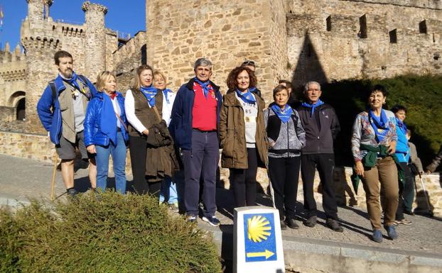 Los participantes en la iniciativa frente al castillo de los Templarios.