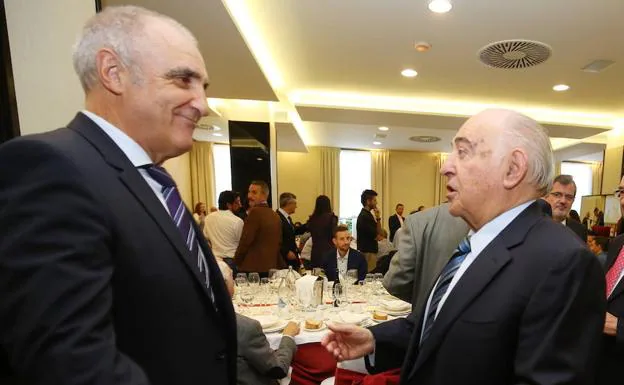 Los empresarios mineros Victorino Alonso y Manuel Lamelas, durante el homenaje.