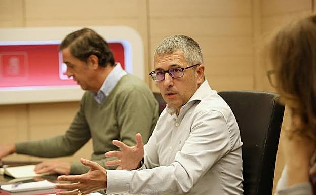 El secretario de Transición Ecológica de la Economía, Hugo Morán, se reúne con responsables socialistas en materia de política energética.