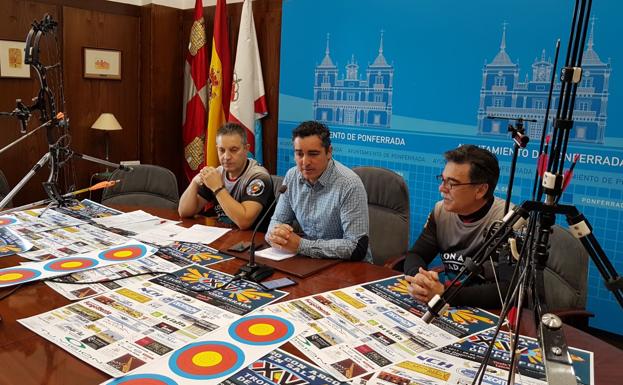 El edil de Deportes (C) con los responsables del club, en la presentación del campeonato.