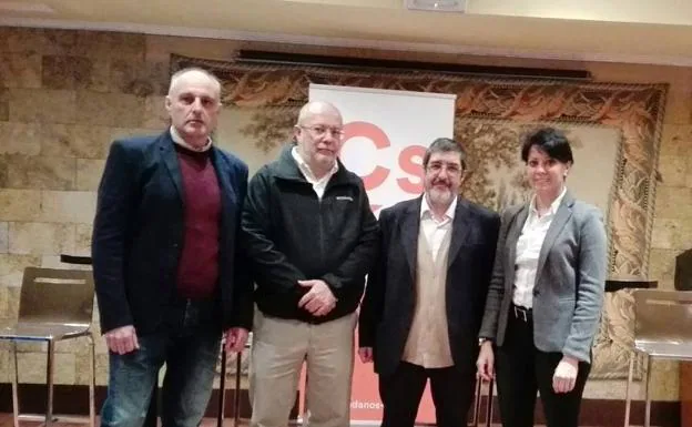 Mitadiel (2D) e Igea (2I), junto a representantes de Cs en el Bierzo. 