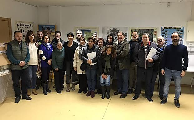 La presidenta del Imfe, Rosa Luna,(7I), junto a los participantes en la entrega de diplomas.