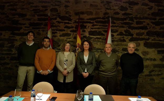 La alcaldesa y la edil de Turismo de Ponferrada, junto a los representantes de los ayuntamientos gallegos.