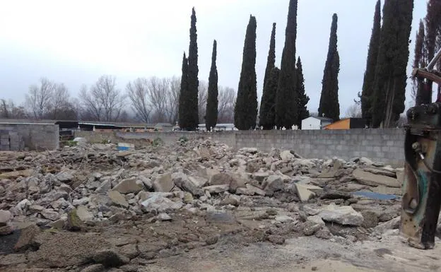 Desarme de la solera de hormigón de la ampliación del camposanto.