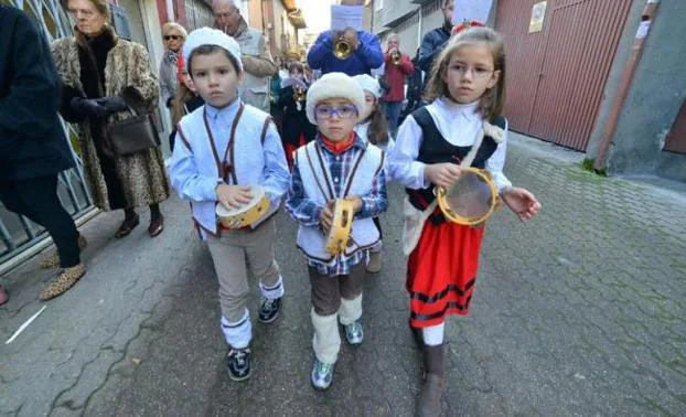 Los niños abren la procesión de Navidad en Cacabelos.
