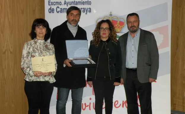 El alcalde de Camponaraya (D) hizo entrega de los premios a los ganadores.