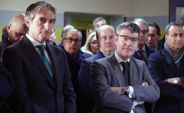 El ministro de Fomento y el de Energía, Turismo y Agenda Digital asisten a las pruebas del primer tren de viajeros autopropulsado con gas natural licuado en Asturias. 