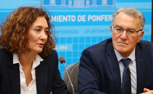 La alcaldesa de Ponferrada, Gloria Fernández Merayo, junto al alcalde del Barco de Valdeorras, Alfredo García, durante su comparecencia.