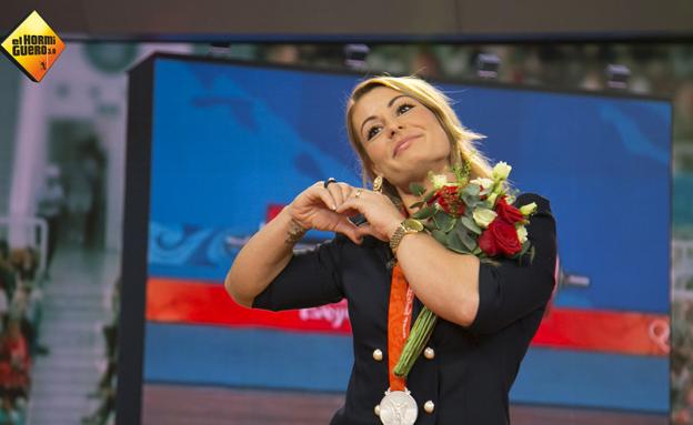 Lydia Valentín celebra su medalla en la ceremonia que le brindó 'El Hormiguero'.