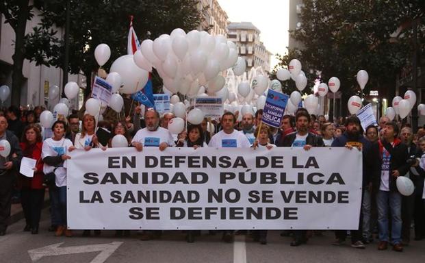 La Marea Blanca recorrió las calles de Ponferrada en defensa de la sanidad pública.