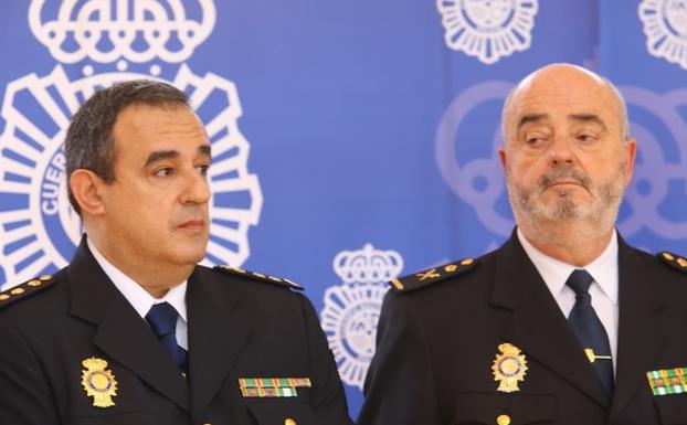 El nuevo comisario Jefe de la Comisaría Local de Ponferrada, Miguel Ángel Martínez Redondo (I), junto al jefe superior de Policía de Castilla y León, Jorge Zurita (D).