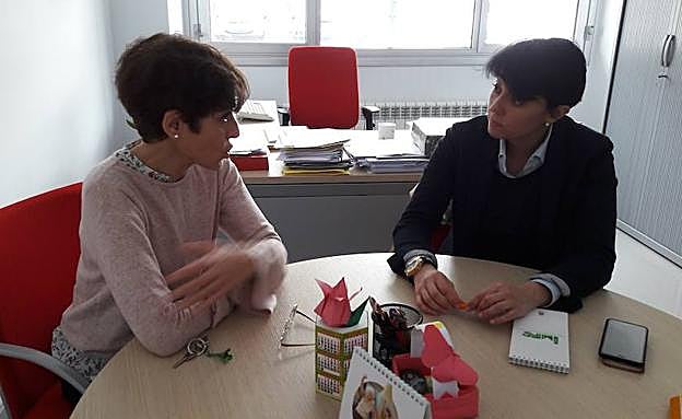 La presidenta del Imfe, Rosa Luna, en la reunión con la directora de la EOI de Ponferrada, María Concepción de Vega.