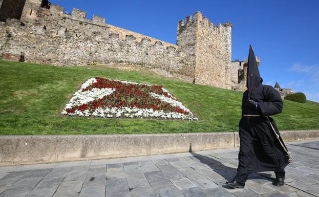 Salida del Lambrión Chupacandiles que anuncia la Semana Santa de Ponferrada. 