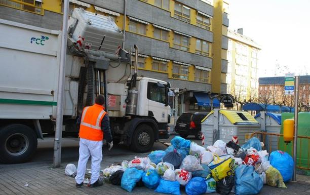 Trabajadores de FCC recogen la basura acumulada en la última huelga en el servicio.