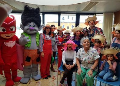 Imagen secundaria 1 - Alegría &#039;carnavalera&#039; en el hospital