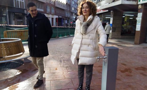 La primera edil muestra las nuevas fuentes que se han instalado.