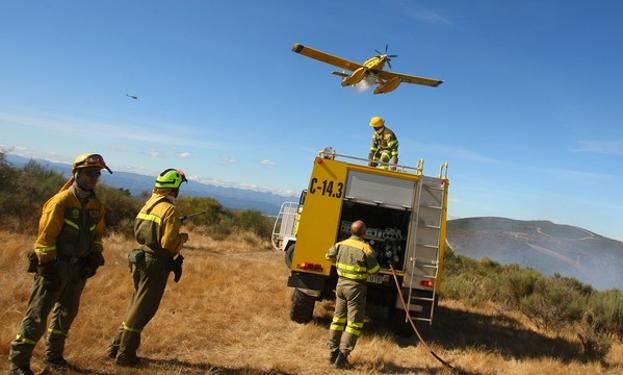 Brigadas de lucha contra el fuego trabajan en un incendio en El Bierzo.