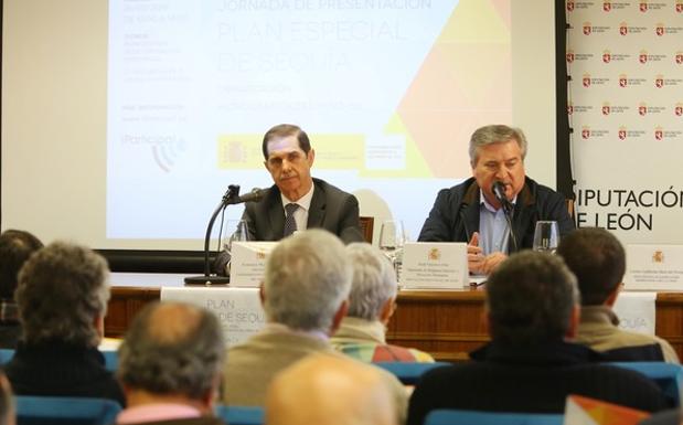 Marín junto al diputado provincial y alcaldes de Carracedelo, Raúl Valcarce, durante el encuentro.