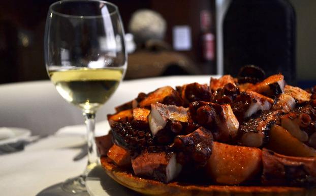 Galería. Un buen vino con pulpo en La Fragata II.