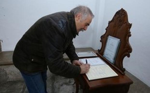 Ciudadanos de Ponferrada firman en el libro de condolencias puesto en el Ayuntamiento por el fallecimiento del ex alcalde socialista de Ponferrada, Celso López Gavela.