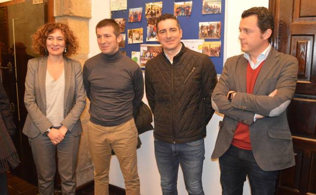 La alcaldesa y el edil de Deportes, junto al seleccionador nacional Sub21 y el gerente de la SD Ponferradina.