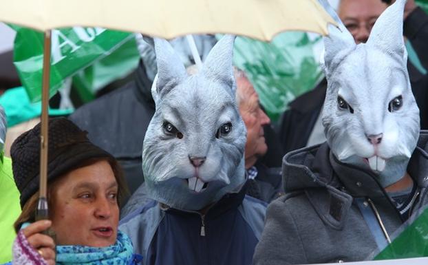Manifestación en Ponferrada de agricultores y ganaderos contra la plaga de conejos en El Bierzo.