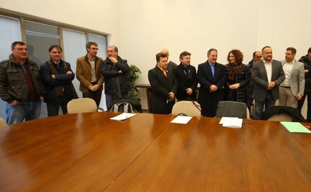 Integrantes de la Platorma del Ferrocarril, en la reunión de constitución en Ponferrada.